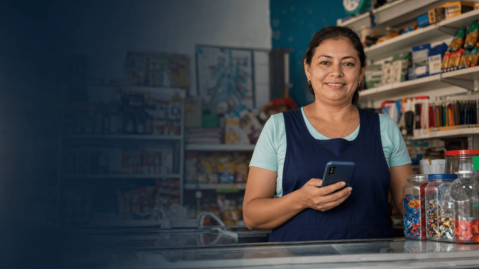 Microempresaria colombiana atendiendo su negocio